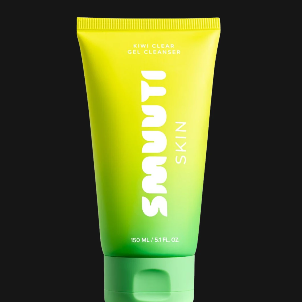Tub med ansiktsrengöringen Smuuti Skin Kiwi Clear Gel Cleanser i grön till gul tonad förpackning med vit logotyp mot svart bakgrund.