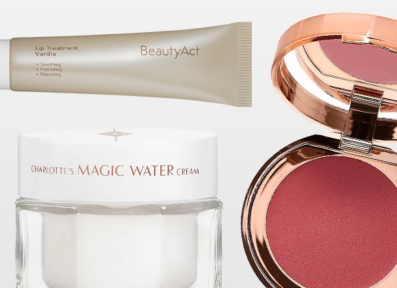 Produktbild med flera smink- och hudvårdsprodukter. En tub med BeautyAct Lip Treatment Vanilla, en burk med Charlotte’s Magic Water Cream samt en öppen rund sminkask med rouge i rosa nyans.