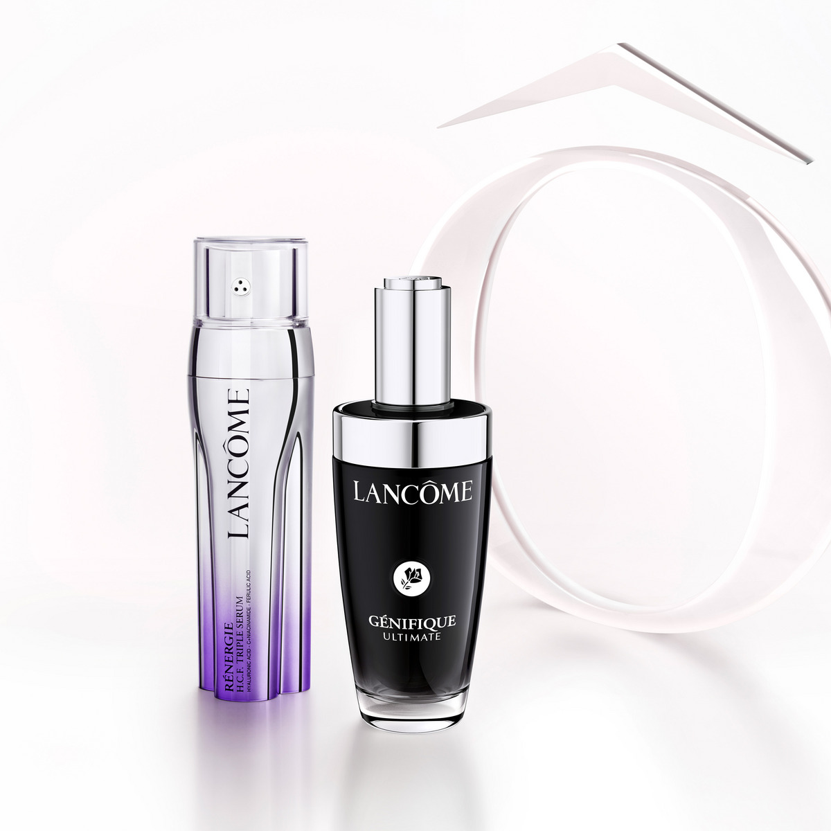 Kaksi Lancôme-ihonhoitotuotetta vaalealla taustalla: Rénergie-seerumi violetissa pullossa ja Génifique Ultimate -seerumi mustassa pumppupullossa.