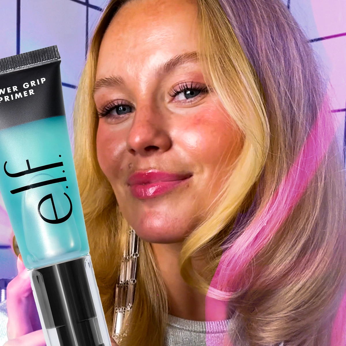 Närbild av en person med långt hår som håller upp en tub med texten ”e.l.f. Power Grip Primer”. Personen är fotograferad framifrån mot en färgstark bakgrund med grafiska linjer i rosa och blå toner. Produkten har en genomskinlig turkos tub med svart kork och synlig logotyp.