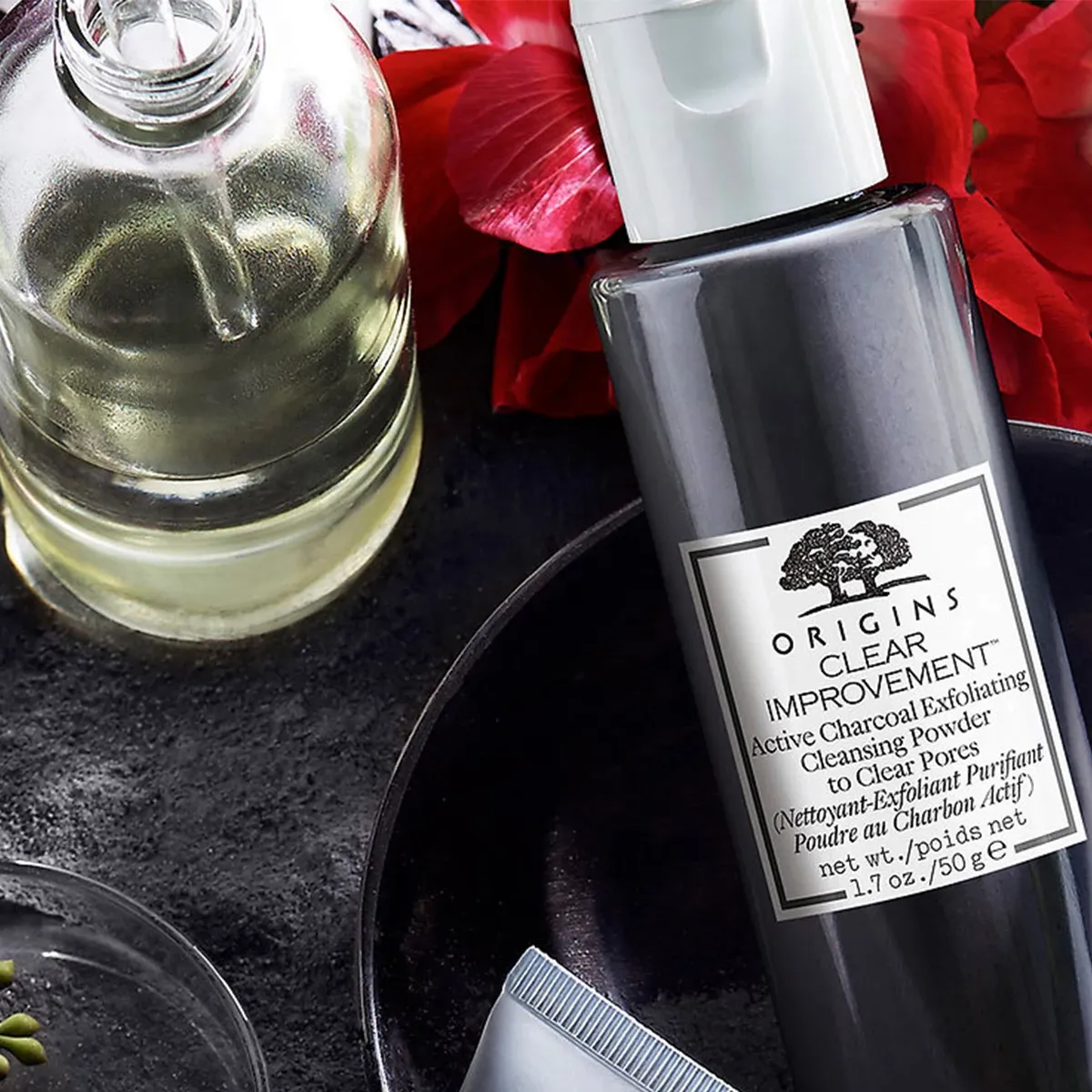 Originsin tuote aseteltuna kukkien ja pienten kulhojen joukkoon mustan hiilipuuterin päälle.