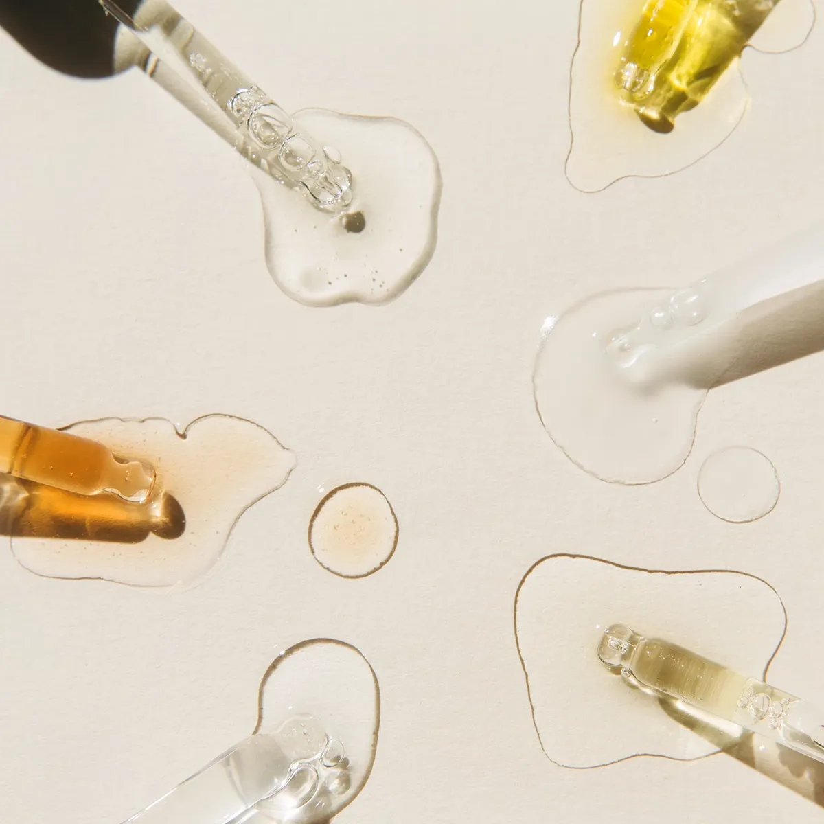 Pipetter med ulike serum spredt utover en lys overflate