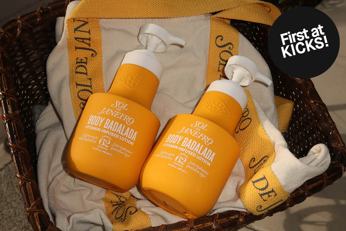 to gule flasker med sol de janeiro badalada med pumpe liggende på en strandveske med teksten first at kicks