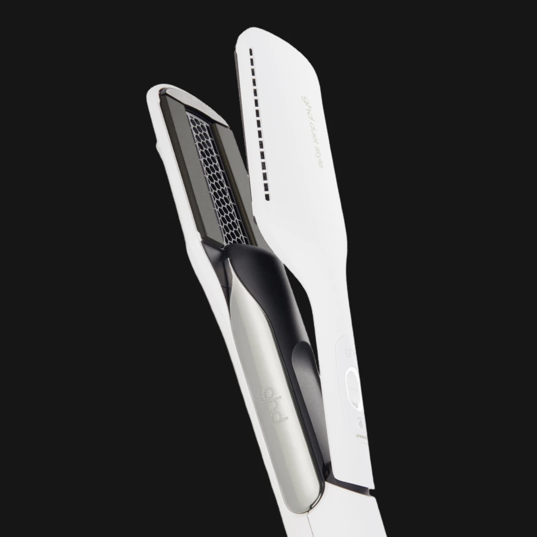 Vit och svart ghd hårstyler i öppet läge mot svart bakgrund, med synliga värmeplattor och ventilationsöppningar.