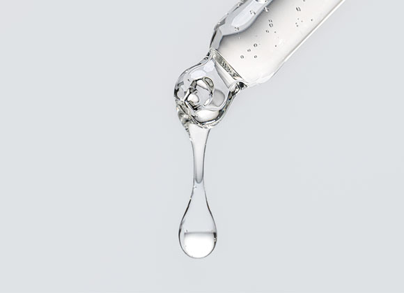  Nærbilde av en pipette med en dråpe klar væske