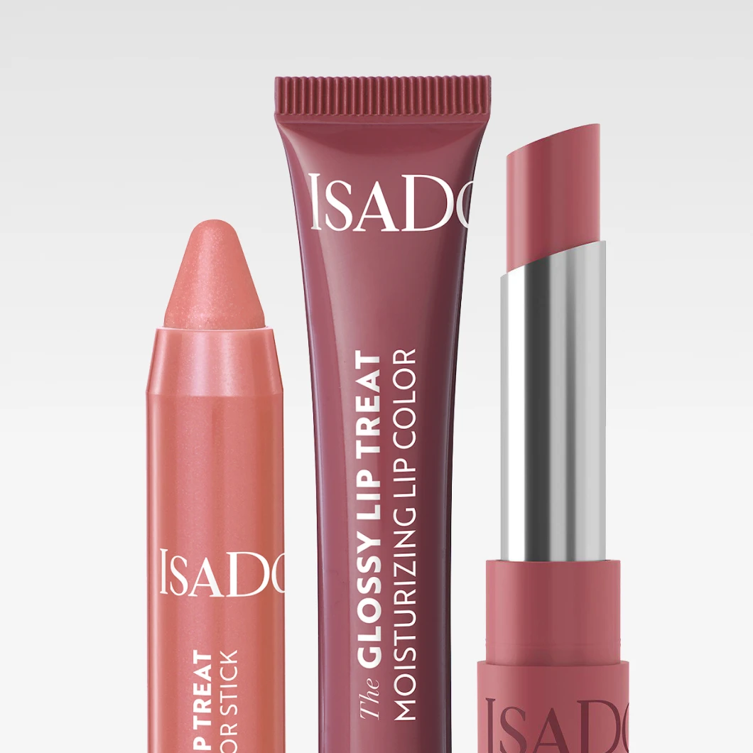 Bilde som viser tre leppeprodukter fra IsaDora: en rosa leppestiftpenn, en rød lipgloss og en rosa leppestift. Bakgrunnen er hvit.