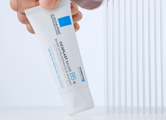 Produkt av La Roche Posay mot en vit bakgrund och vita ränder.