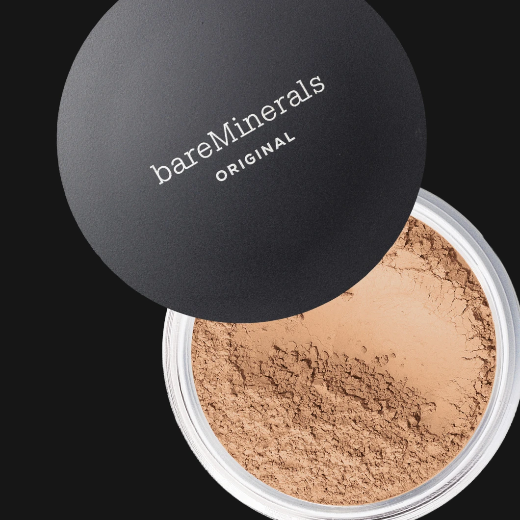 bareMinerals Original Mineral Foundation näkyy avoimena irtopuuterina ja mustalla kannella mustaa taustaa vasten. Tuotteessa näkyy teksti ”bareMinerals ORIGINAL”.