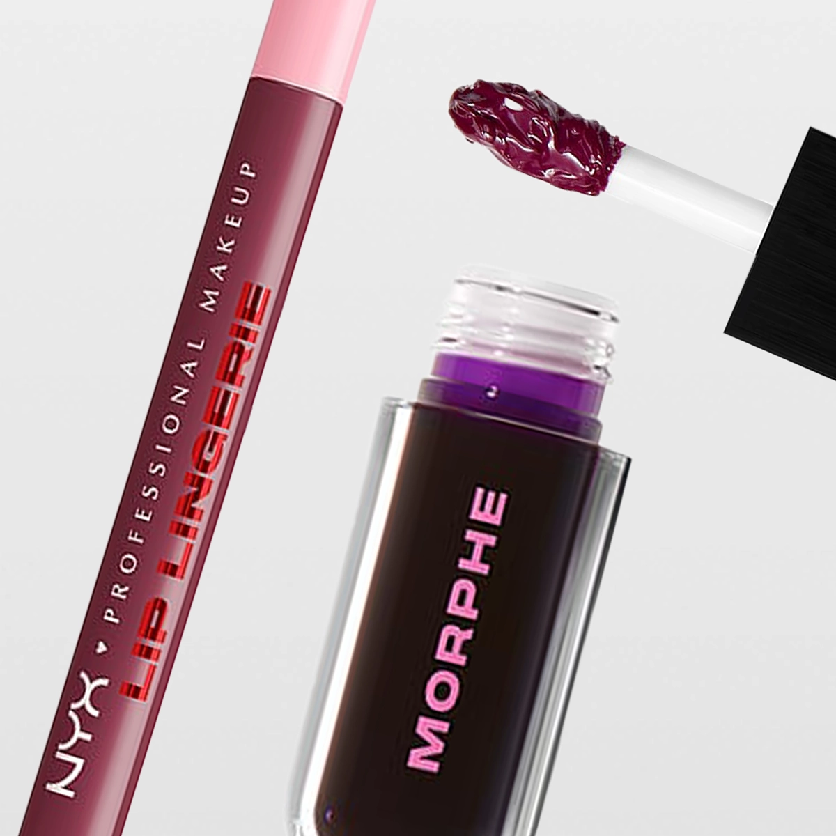 Närbild av flera flytande läpprodukter mot ljus bakgrund. Öppna förpackningar med applikatorer syns, fyllda med pigment i rosa och mörklila nyanser. En applikator med färg är placerad ovanför förpackningen.