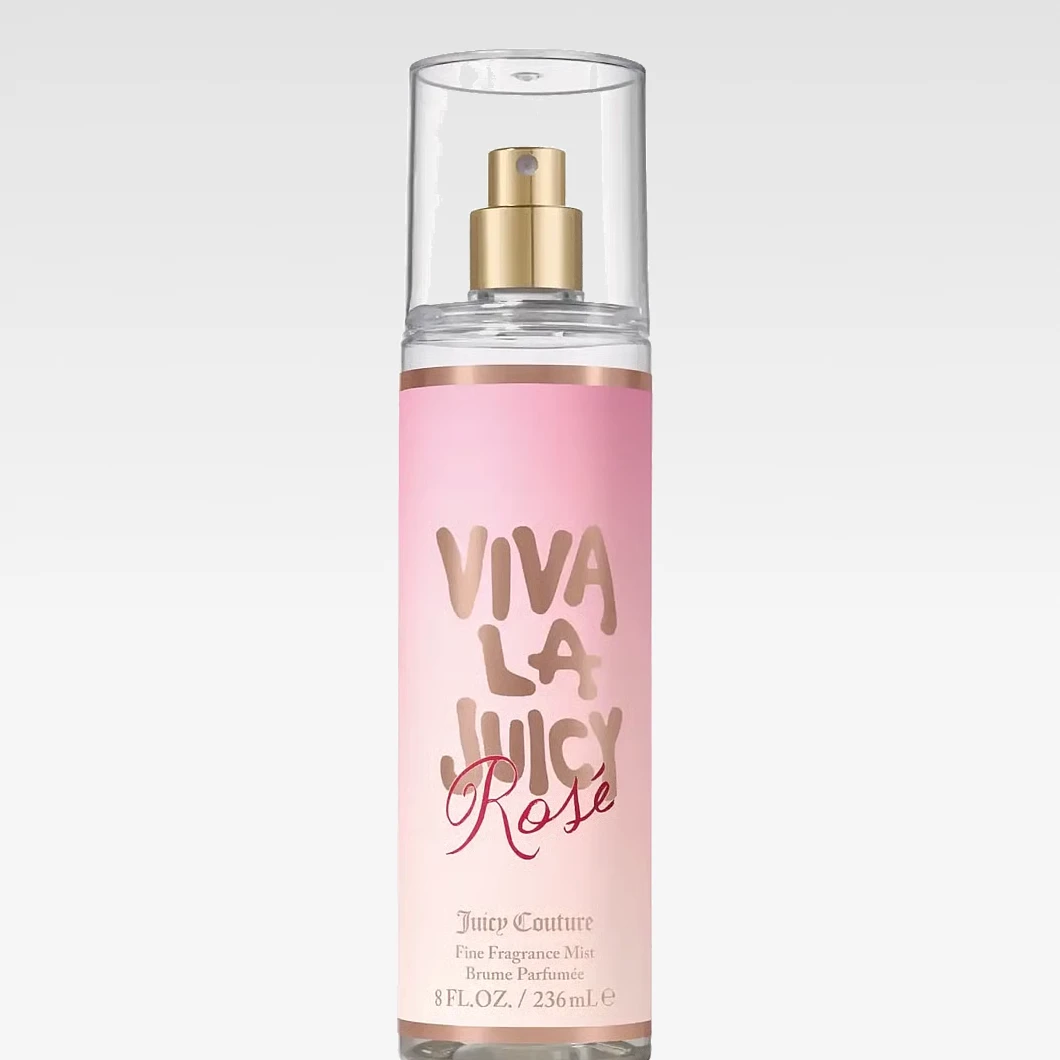 Vaaleanpunainen Juicy Couture Viva La Juicy Rosé Fine Fragrance Mist -suihkepullo kullanvärisellä pumpulla vaalealla taustalla. Pullossa lukee myös “Brume Parfumée” ja “8 FL.OZ. / 236 mL”.