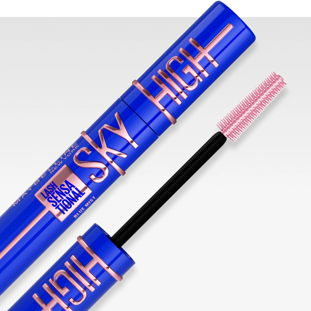 Maybelline Lash Sensational Sky High mascara i blå förpackning med texten “SKY HIGH” och “LASH SENSATIONAL”. Texten “Välj en trendig touch of COLOR!” visas nedtill tillsammans med borste.