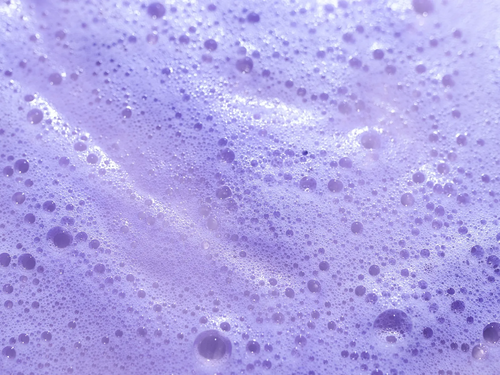 Violetti vaahto hopeashampoosta.