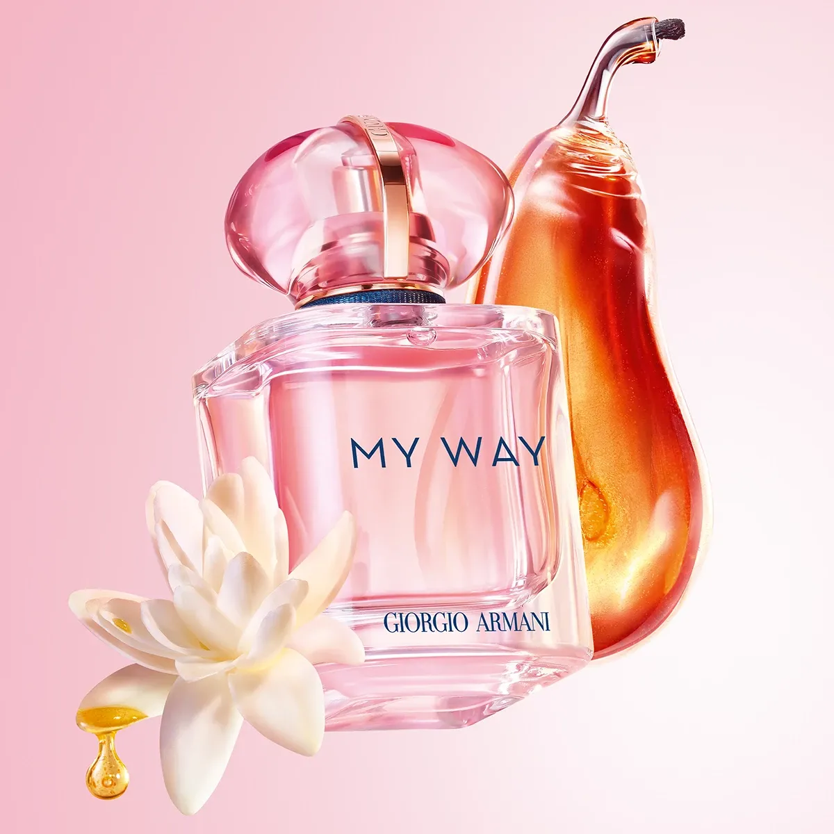 Giorgio Armani My Way -hajuvesipullo päärynän, kukan ja tuoksupisaroiden kanssa vaaleanpunaisella taustalla