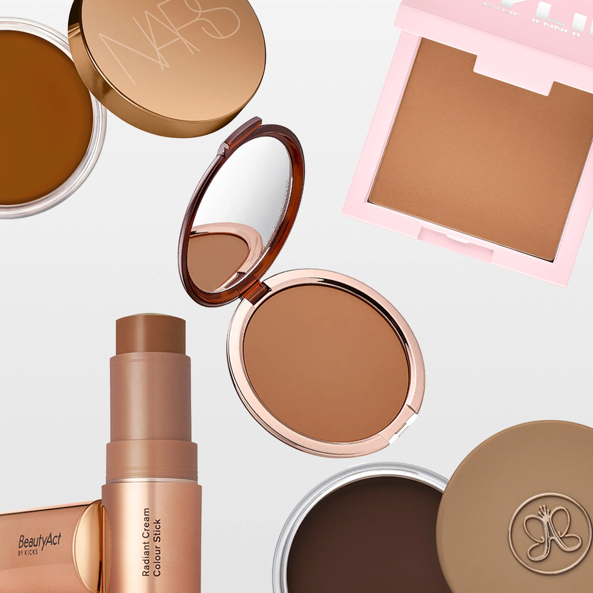 Tasokuva meikkituotteista vaalealla taustalla, mukana NARS-puuteri, BeautyAct By KICKS Radiant Cream Colour Stick sekä bronzer ja puuteri vaaleanpunaisissa ja kullanvärisissä pakkauksissa, yhdessä Anastasia Beverly Hills -logolla varustetun puuterirasian kanssa.