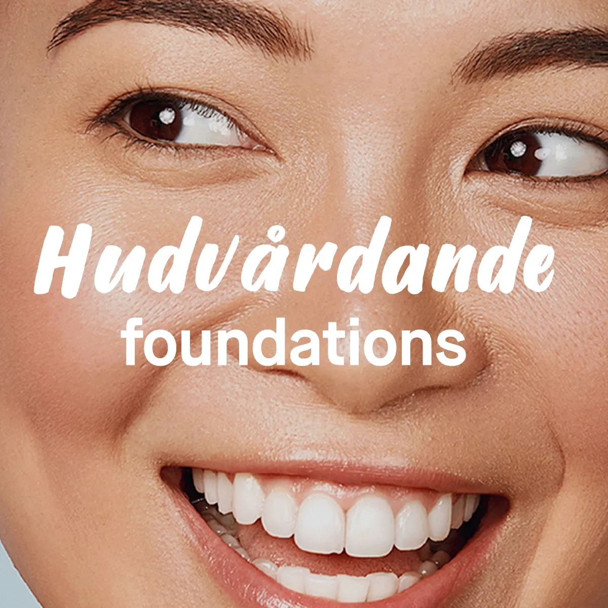 Teksten "Hudpleiende foundations" foran en kvinne med stort smil, mot en grå bakgrunn.