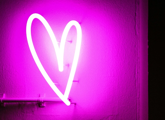 Neonskilt med inspirerende budskap i rosa farge.