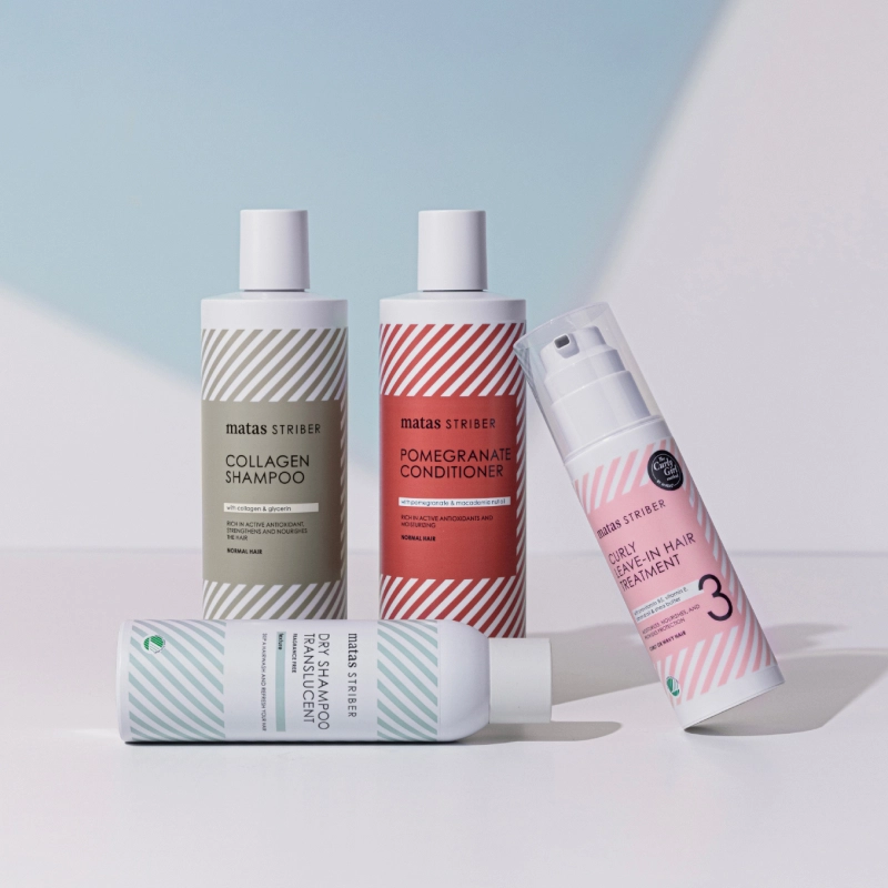 Matas Striber hårpleieprodukter. Fire flasker: Collagen Shampoo, Pomegranate Conditioner, Curly Leave-In Hair Treatment og Dry Shampoo Translucent. Flaskene har stripete etiketter i forskjellige farger.