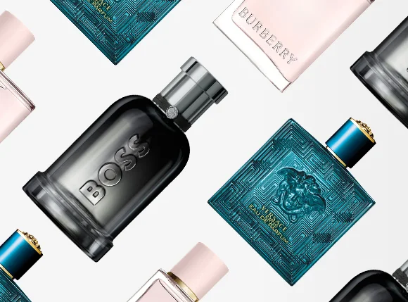 Flere eksklusive parfymeflasker fra merker som Hugo Boss, Versace og Burberry er arrangert mot en lys bakgrunn. Bildet viser en blanding av dufter for ham og henne i elegante flasker i svart, turkis og rosa. Komposisjonen formidler luksus, stil og personlig duft.