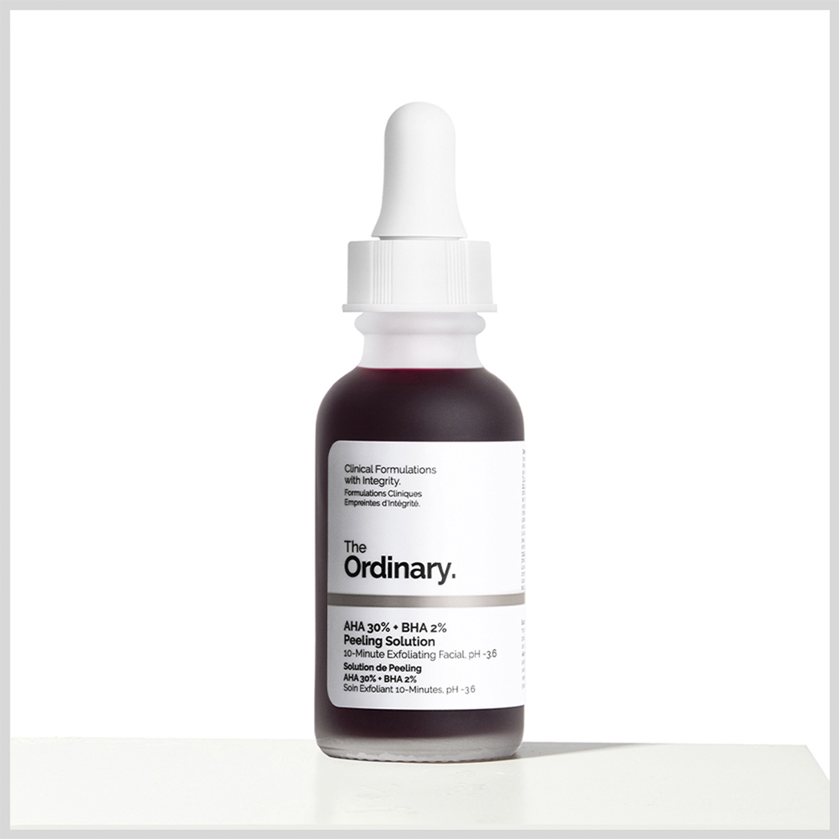 "The Ordinary"  AHA 30% + BHA 2% Peeling Solution mot ljus vit bakgrund.