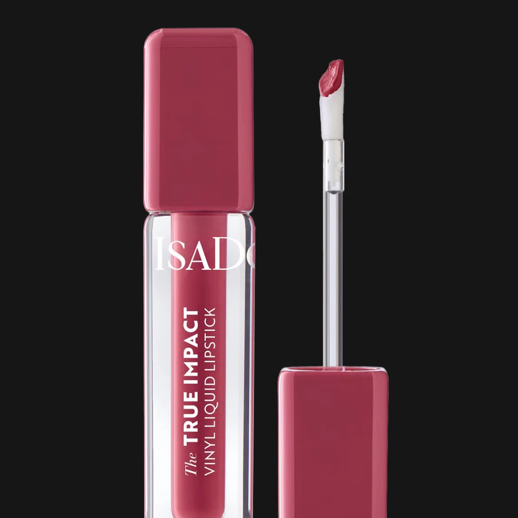 IsaDora True Impact Vinyl Liquid Lipstick i rosa nyans, genomskinlig tub med färgat lock och applicator synlig bredvid, mot svart bakgrund.