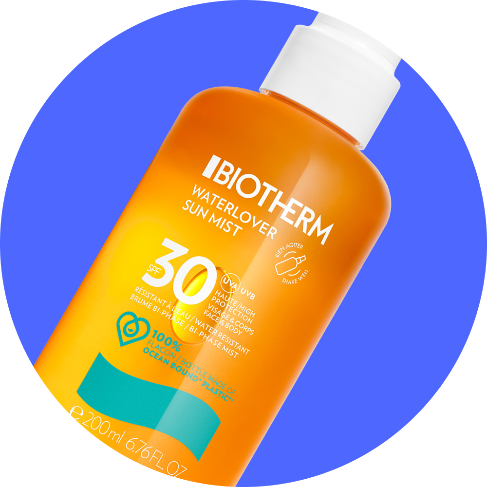 Kuva Biotherm Waterlover Sun Mist -aurinkosuojasta, SPF 30. Oranssi pullo, jossa on valkoinen korkki ja sininen ympyrä taustalla.