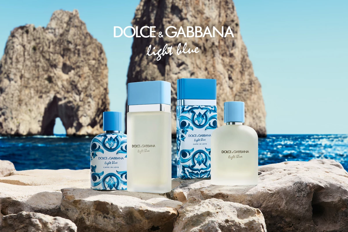 Dolce & Gabbana Light Blue -tuoksupullot seisovat kallioilla, taustalla sininen meri ja kalliomuodostelma.