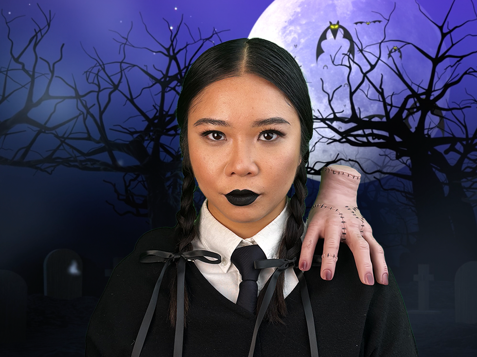 Kvinne som er sminket som Wednesday Addams men en hånd på skulderen. 