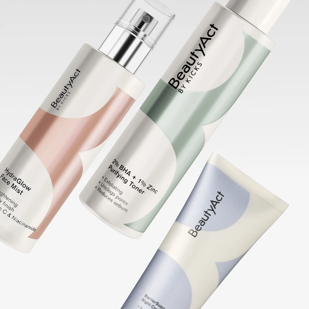 Tre hudvårdsprodukter från BeautyAct by KICKS visas mot ljus bakgrund: HydroGlow Face Mist med texten "HydraGlow Face Mist Brightening Vitamin C & Niacinamide", 2% BHA + 1% Zinc Purifying Toner med texten "Exfoliating, Unclogs pores, Reduces sebum" samt en tub med texten "Barrier Support Night Cream".