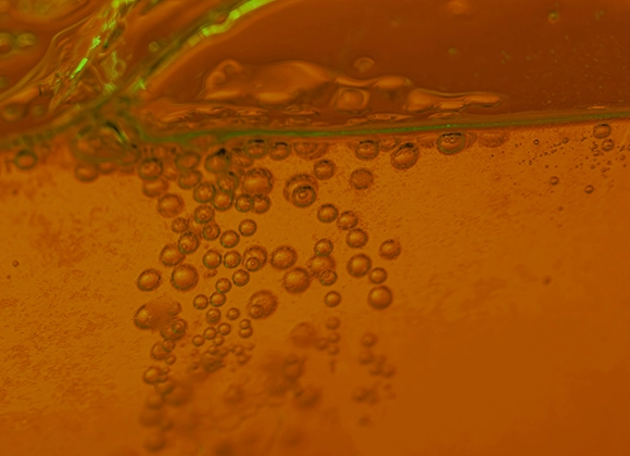 Brun væske med bobler.
