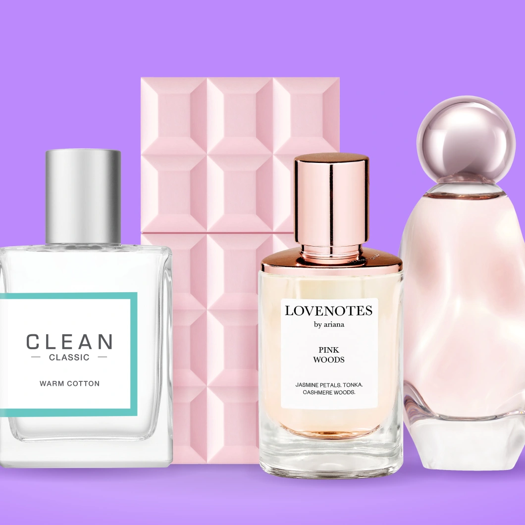 Fire parfymer på lilla bakgrunn: Clean Classic Warm Cotton, en rosa parfymeflaske med geometrisk mønster, Lovenotes by Ariana Pink Woods med «Jasmine Petals. Tonka. Cashmere Woods.» samt en lyserosa parfymeflaske med rund sølvrosa kork.