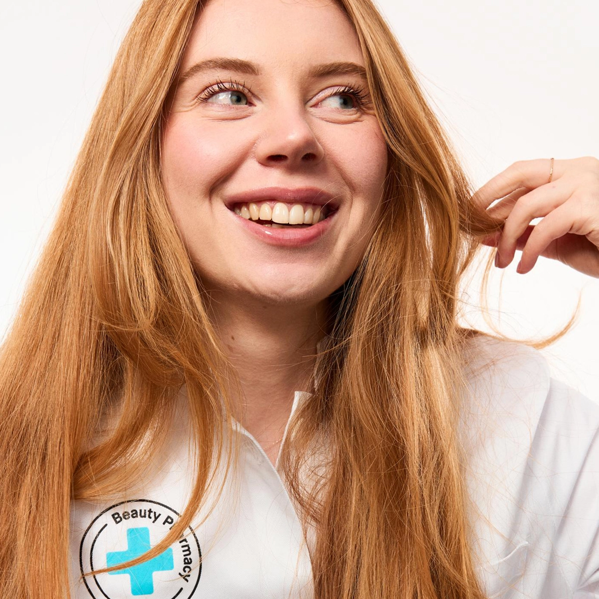 Kicks beautyexpert Rebecka i vit rock med Beauty Pharmacy logga på bröstet.