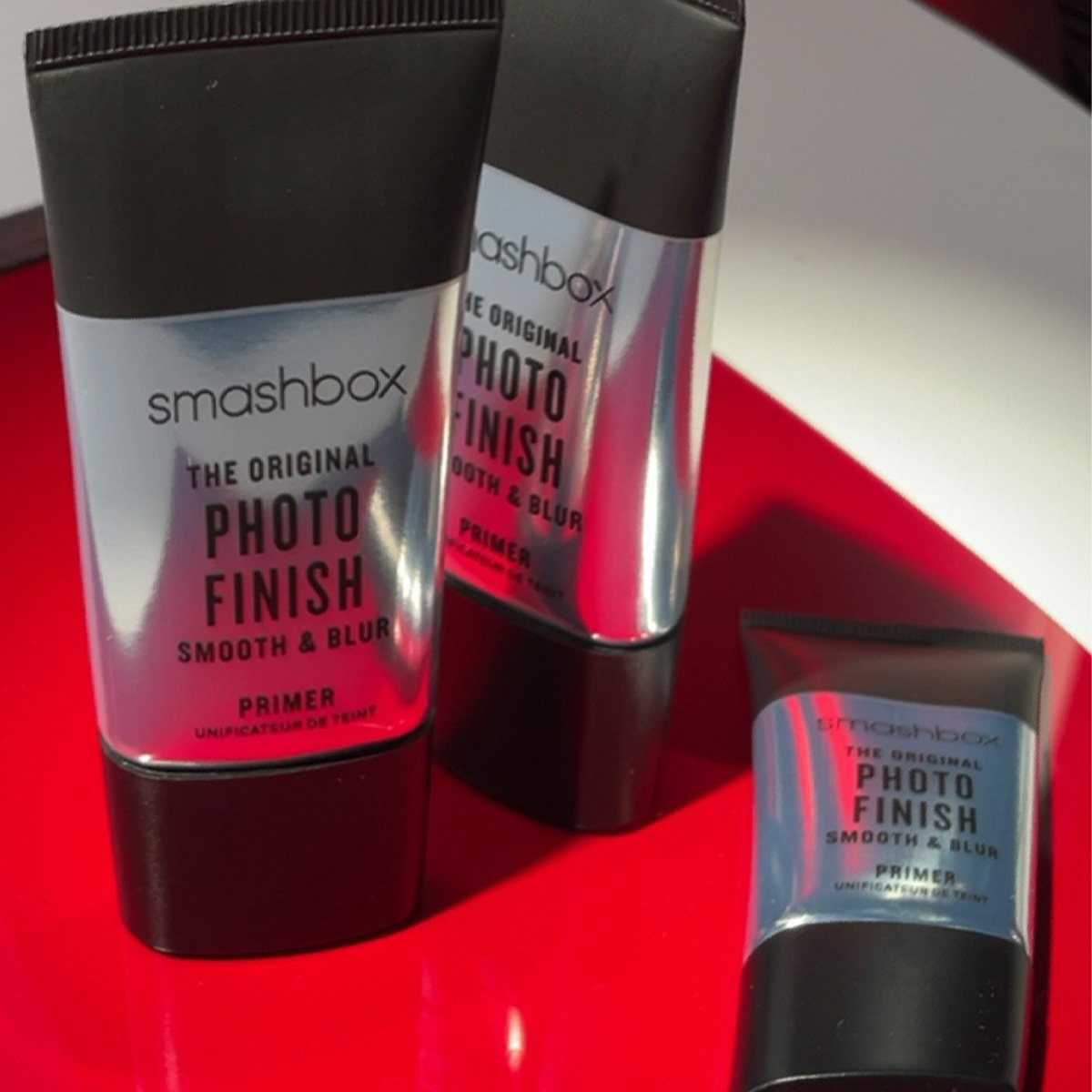 Primere fra Smashbox på rød bakgrunn