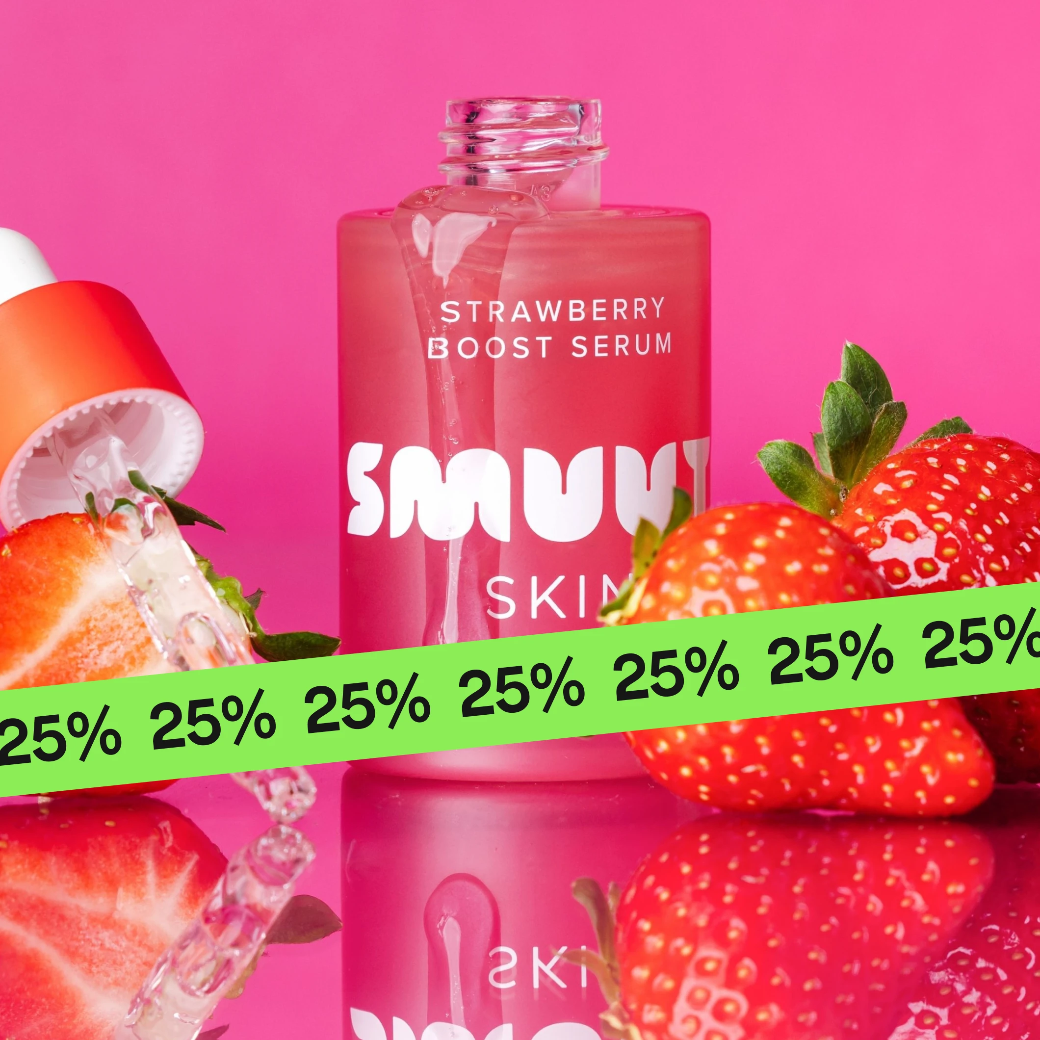 Närbild av “Smuuti Skin Strawberry Boost Serum” i rosa flaska med texten “Strawberry Boost Serum” och “SMUUTI SKIN”, omgiven av jordgubbar och pipett med serum, delvis täckt av en grön banderoll med upprepad “25%”.