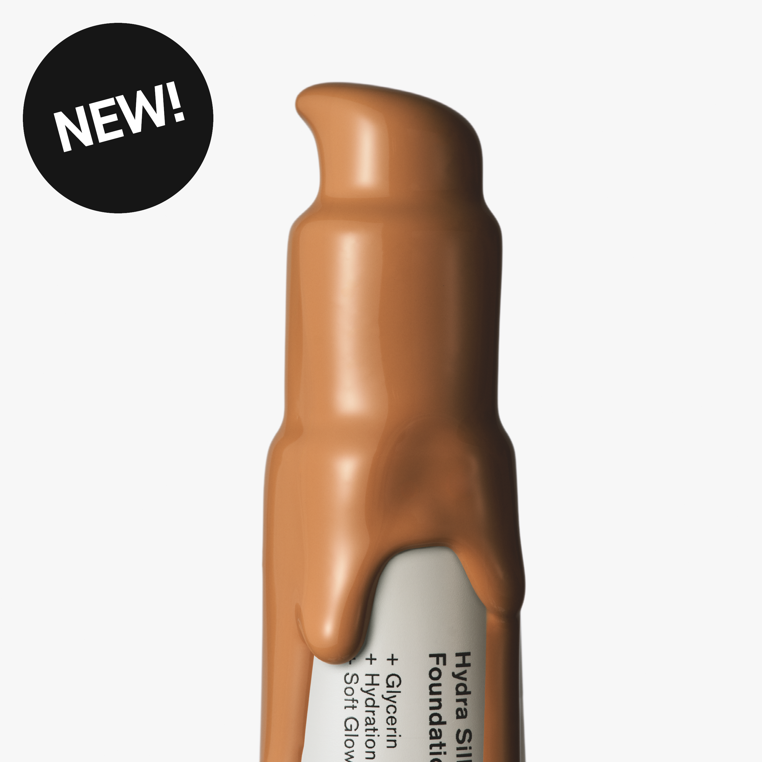 BeautyAct Hydra Silk Foundation -meikkivoide, jonka päällä on meikkivoidetta. Teksti: ”NEW!”