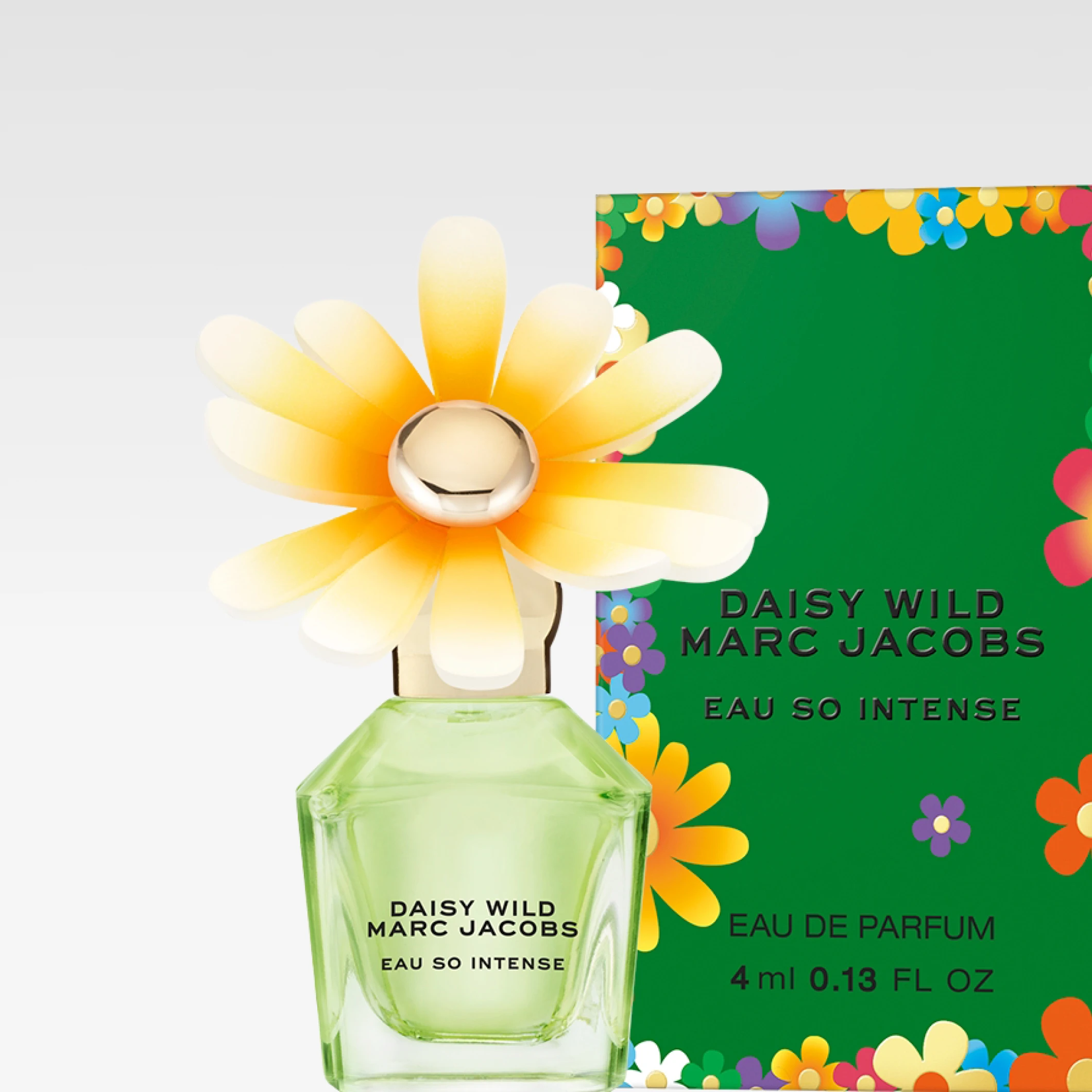 Marc Jacobs Daisy Wild Eau So Intense parfyme i grønn glassflaske med blomsterformet kork og eske med teksten “DAISY WILD MARC JACOBS EAU SO INTENSE EAU DE PARFUM 4 ml 0.13 FL OZ”.