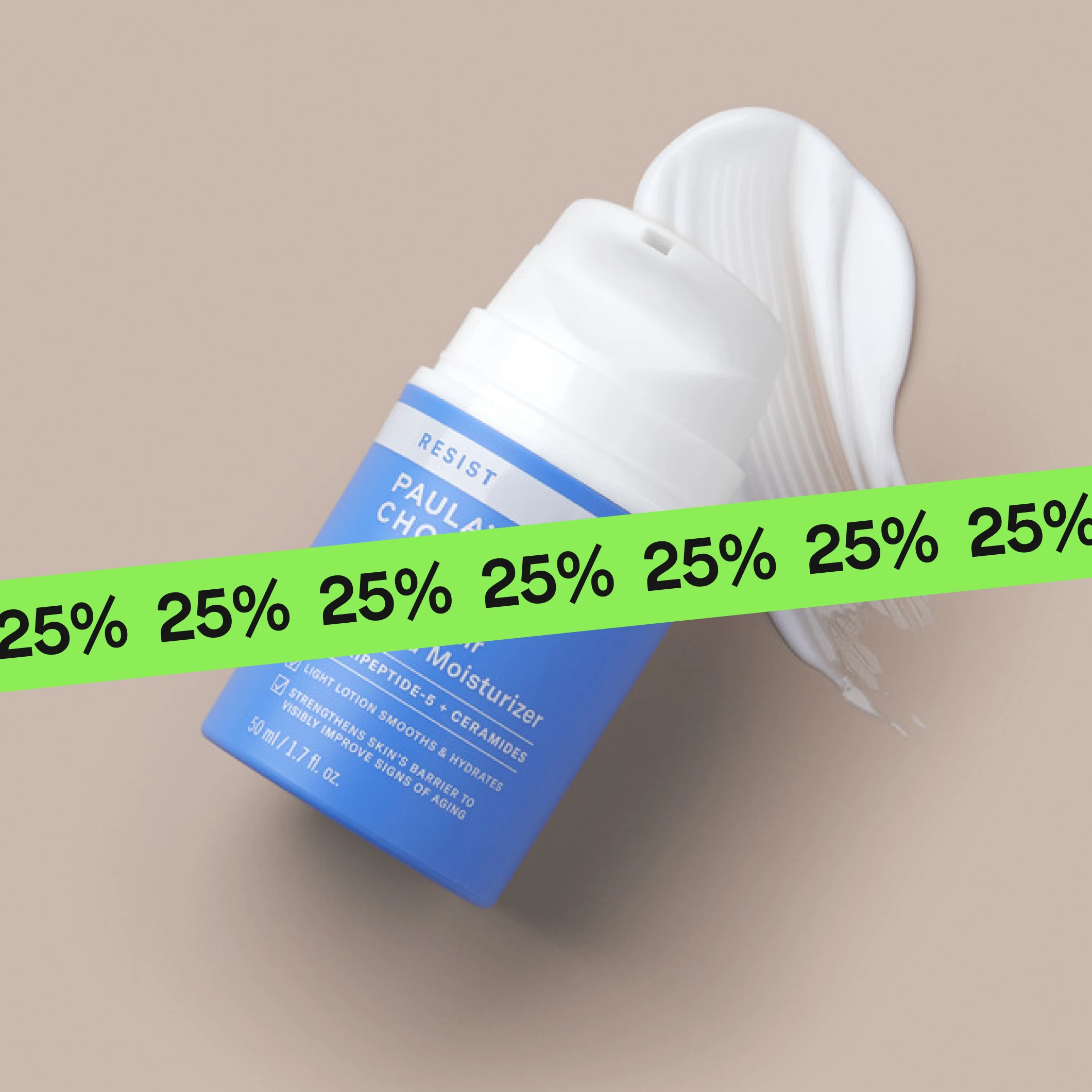 Närbild av hudvård “Paula’s Choice Resist Barrier Repair Advanced Moisturizer” i blå flaska med pump och texten “Peptide + Ceramides”, tillsammans med en klick kräm, delvis täckt av en grön banderoll med upprepad “25%”.