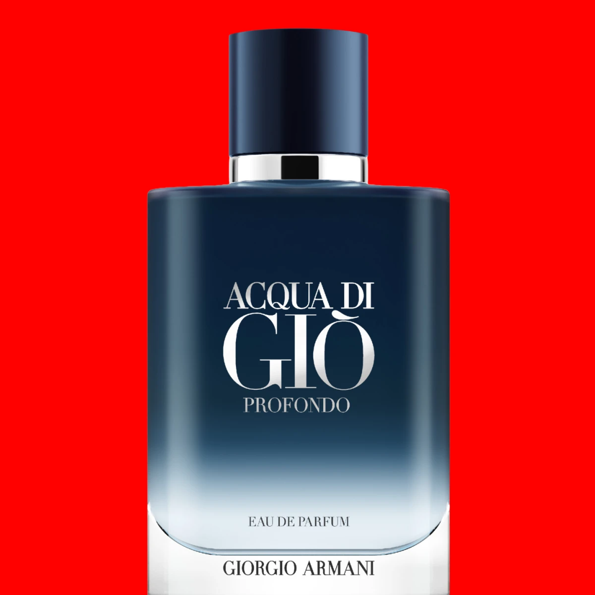 Mørkeblå parfymeflaske i glass med graderingsdesign mot rød bakgrunn