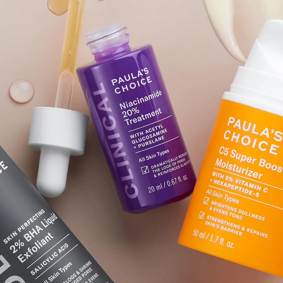 Nærbilde av tre hudpleieprodukter fra Paula's Choice: eksfoliant, niacinamidbehandling og fuktighetskrem.