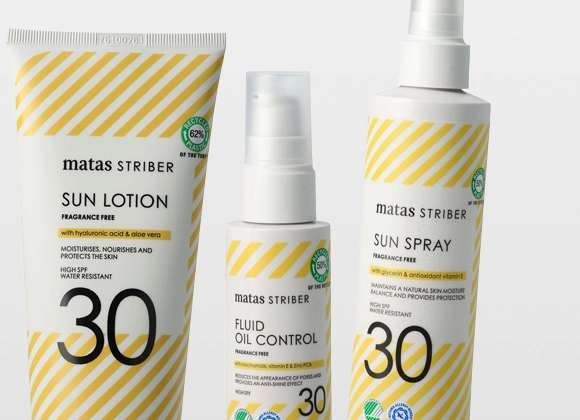 Kolme aurinkosuojatuotetta Matas Striber -sarjasta: tuubi “SUN LOTION”, pumppupullo “FLUID OIL CONTROL” ja suihkepullo “SUN SPRAY”, kaikissa keltaiset vinoraidat ja teksti “FRAGRANCE FREE”. Pakkauksissa näkyy “with hyaluronic acid & aloe vera”, “with glycerin and antioxidant vitamin E”, “HIGH SPF 30”, “WATER RESISTANT” sekä merkinnät “RECYCLED 62% PLASTIC” ja “RECYCLED 50% PLASTIC”.
