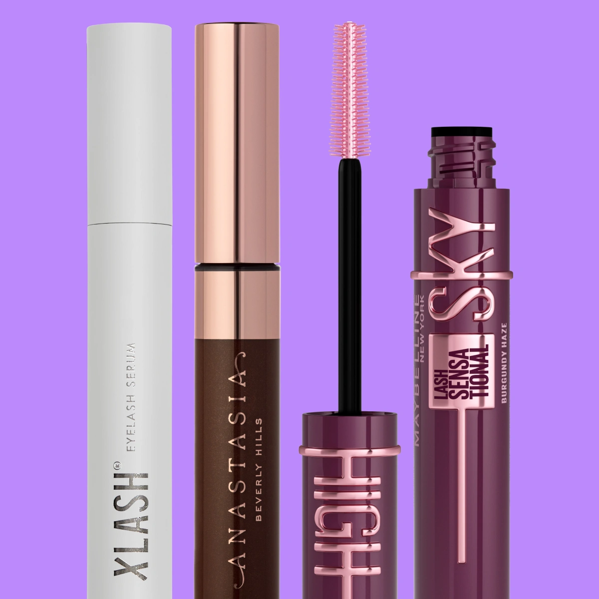 Fire øyeprodukter mot lilla bakgrunn: Xlash “Eyelash Serum”, Anastasia Beverly Hills brynprodukt, LH Cosmetics mascara med rosa børste samt Maybelline “Lash Sensational Sky High Burgundy Haze”.