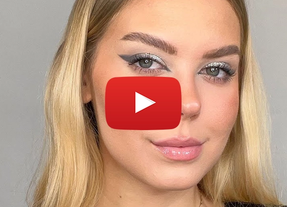 Kvinne med skimrende sølvsminke og eyeliner.