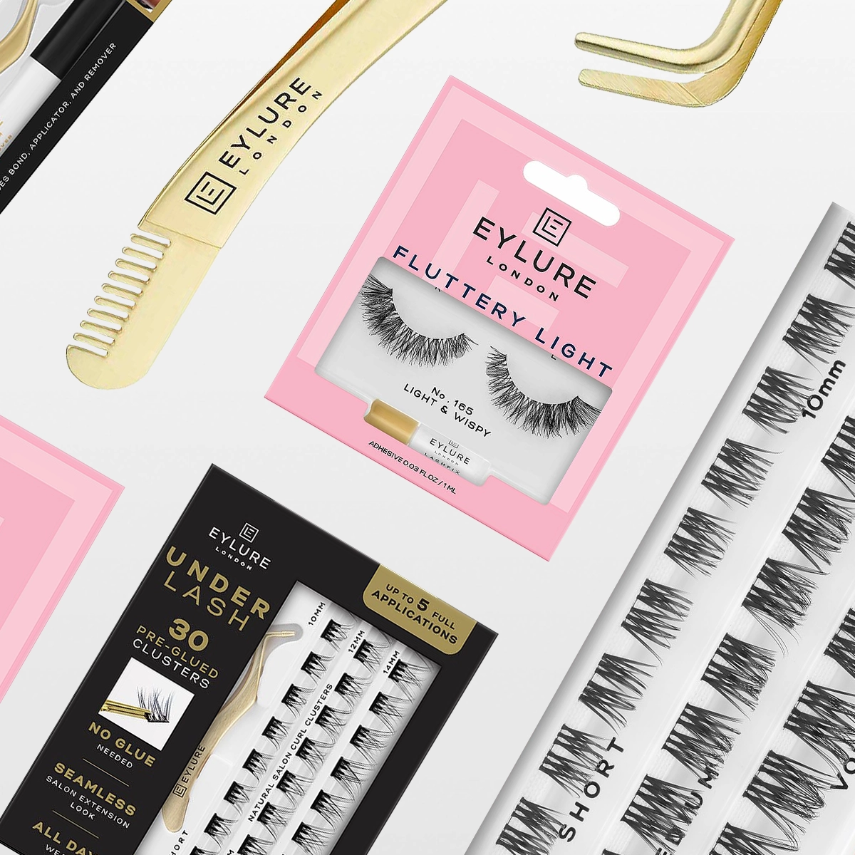 Bilde som viser forskjellige produkter fra Eylure London. På bildet vises pakker med falske øyenvipper, inkludert Eylure Fluttery Light No. 165 Light & Wispy i en rosa pakke, Eylure Under Lash 30 Pre-Glued Clusters i en svart pakke, og Eylure Naturals falske øyenvipper. Det er også en gullfarget applikator og kam fra Eylure. Bildet er arrangert med produktene spredt på en hvit bakgrunn.