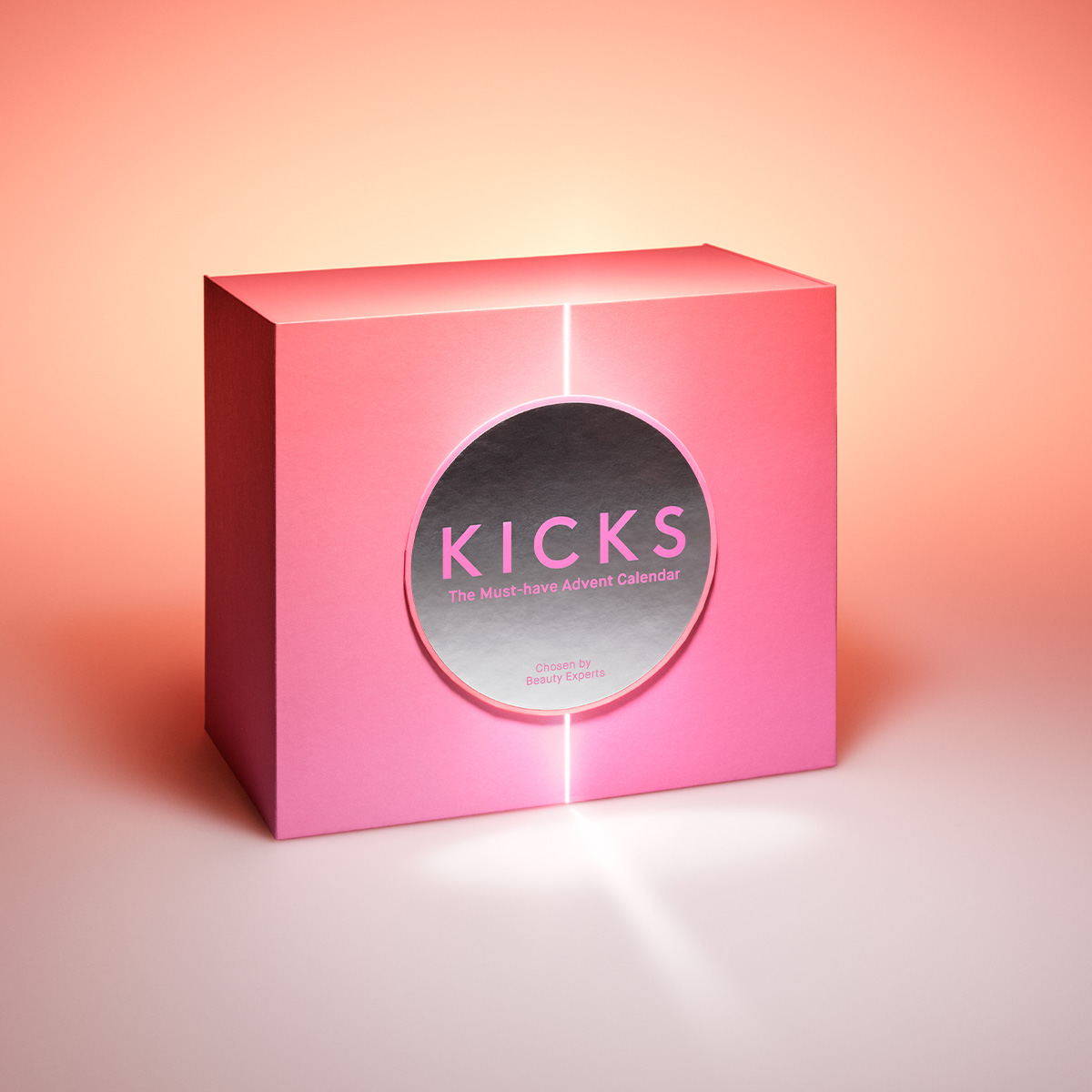 En rosa, lysande låda med Kicks-logga på framsidan, mot en bakgrund som tonas från vitt till orange.