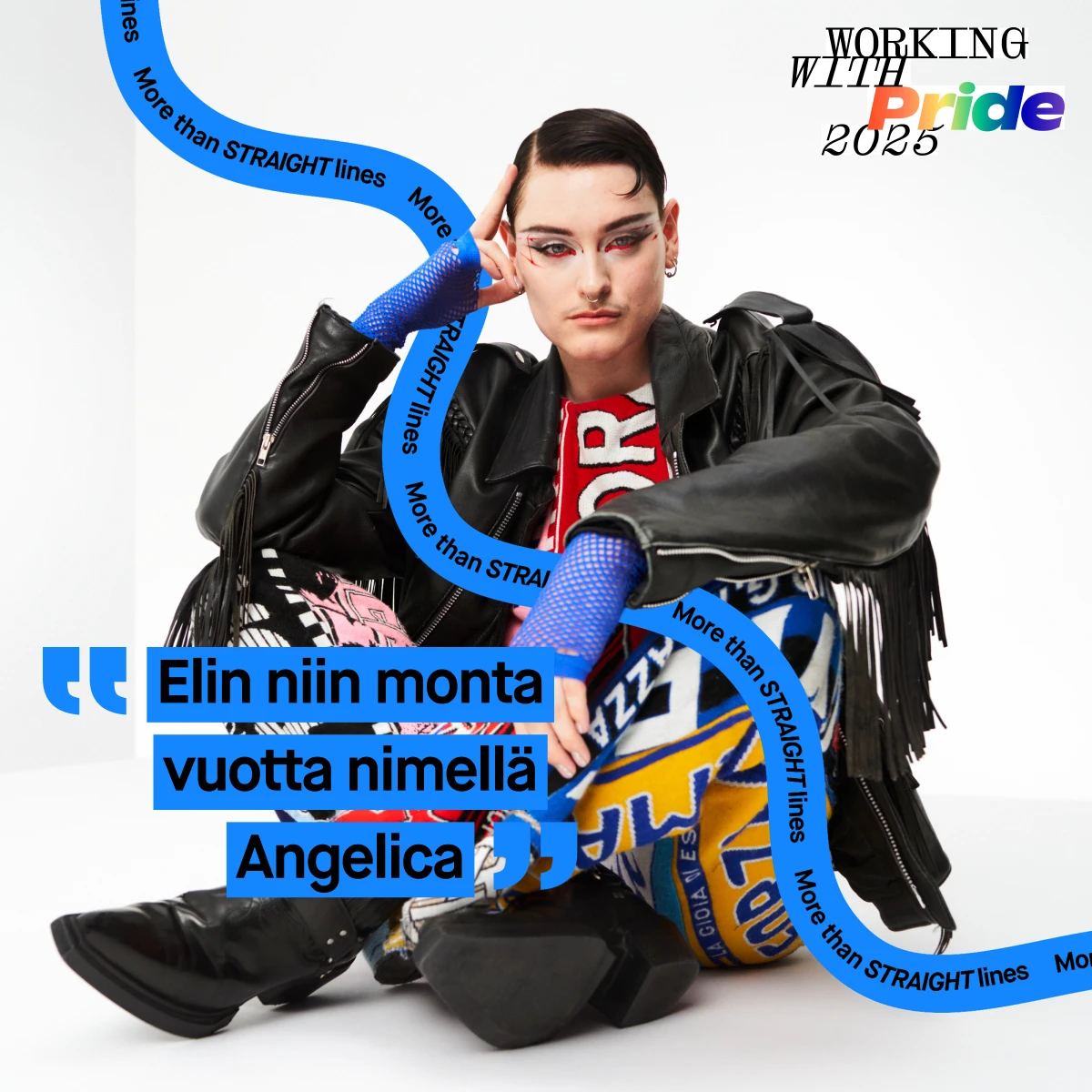 Henkilö, joka on pukeutunut värikkäisiin vaatteisiin ja mustaan nahkatakkiin, istuu lattialla. Kuvassa lukee: "Elin niin monta vuotta nimellä Angelica". Kuvassa on myös teksti "Working with Pride 2025" ja "More than STRAIGHT lines".