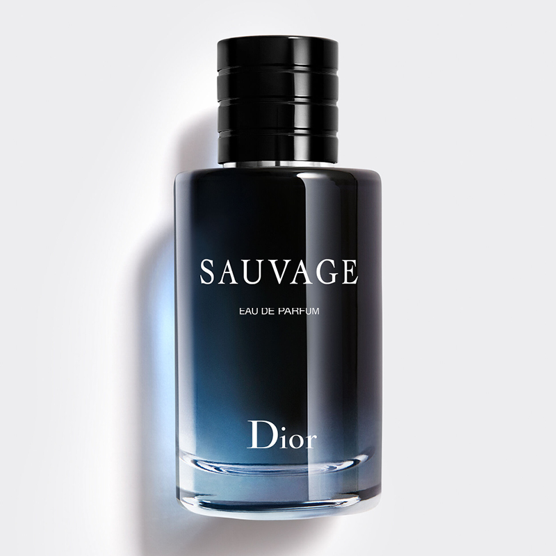 Dior Sauvage Eau de Parfum i mörkblå glasflaska med svart kork mot vit bakgrund.