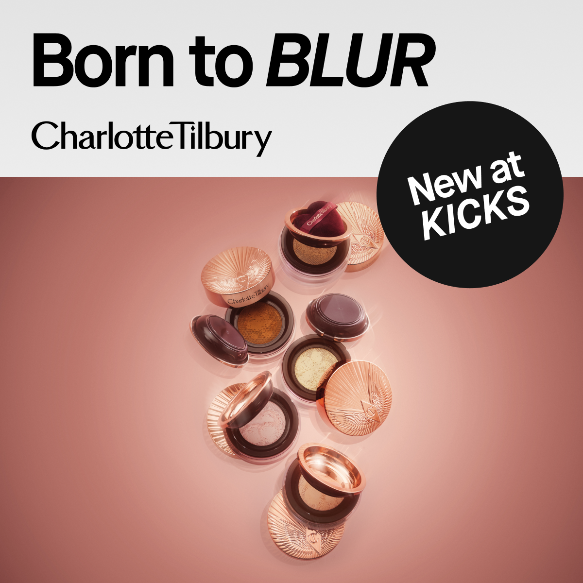 Leveä Charlotte Tilbury -kampanjakuva, jossa on useita avoimia ja suljettuja ruusukullanvärisiä Born to Blur -puuterirasioita vaaleanpunaisella taustalla. Kuvassa näkyvät tekstit ”Born to BLUR”, ”Charlotte Tilbury” ja ”New at KICKS”.