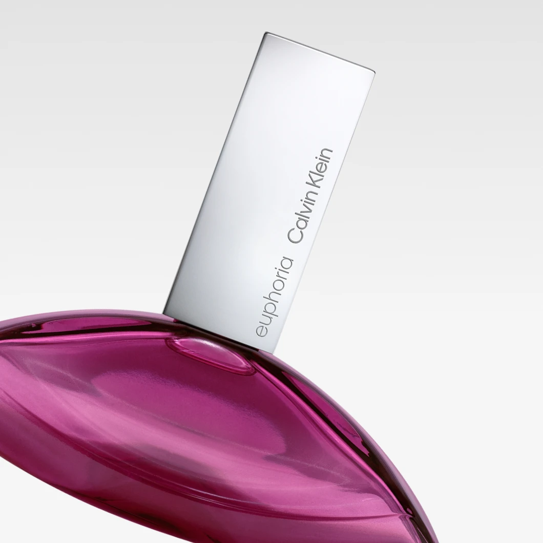Bilde som viser en rosa flaske med Calvin Klein Euphoria parfyme. Bakgrunnen er hvit.