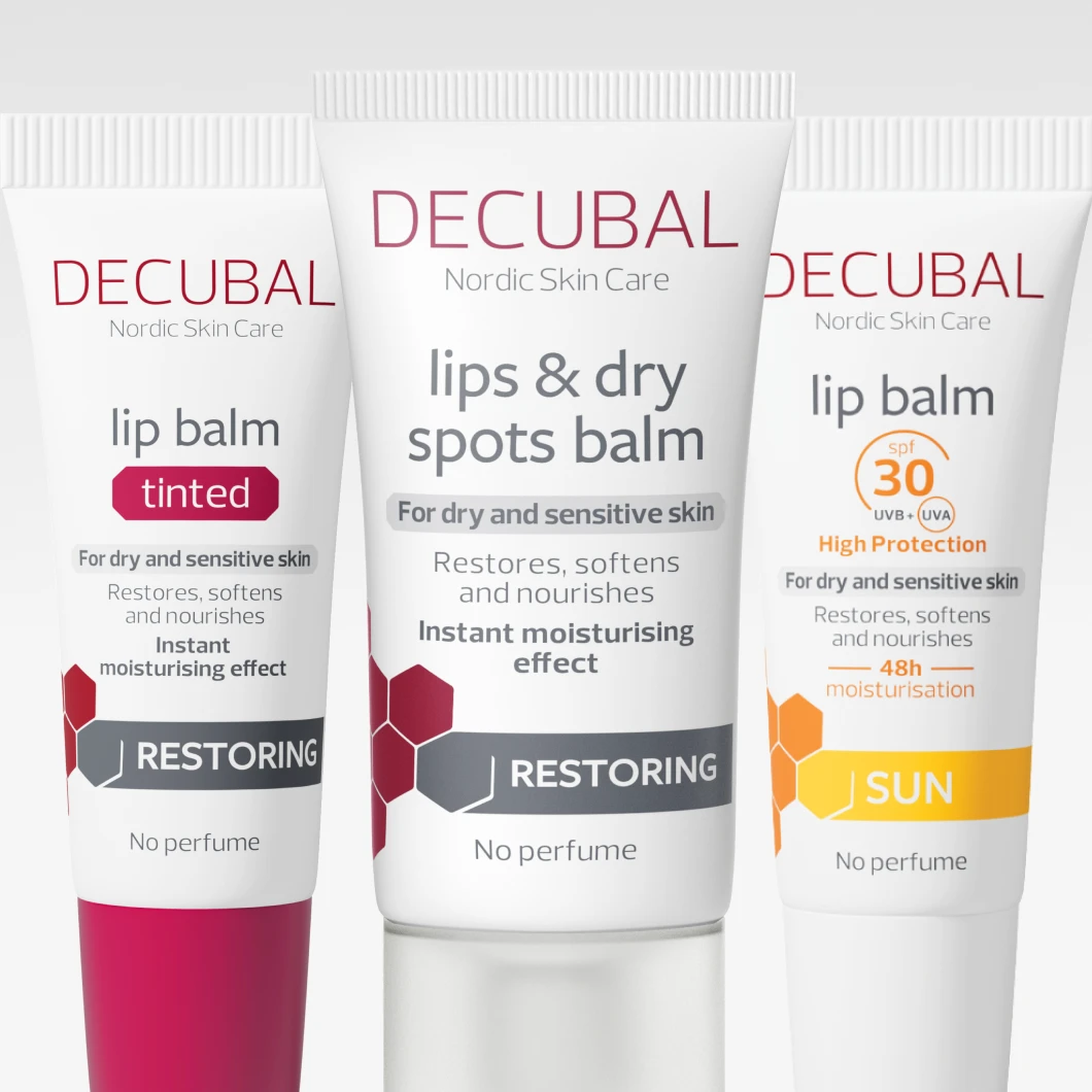 Decubal Nordic Skin Care läpprodukter mot torr och känslig hud. Flera tuber med Decubal Lip Balm Tinted, Decubal Lips & Dry Spots Balm Restoring samt Decubal Lip Balm Sun SPF 30, fotograferade mot ljus bakgrund.