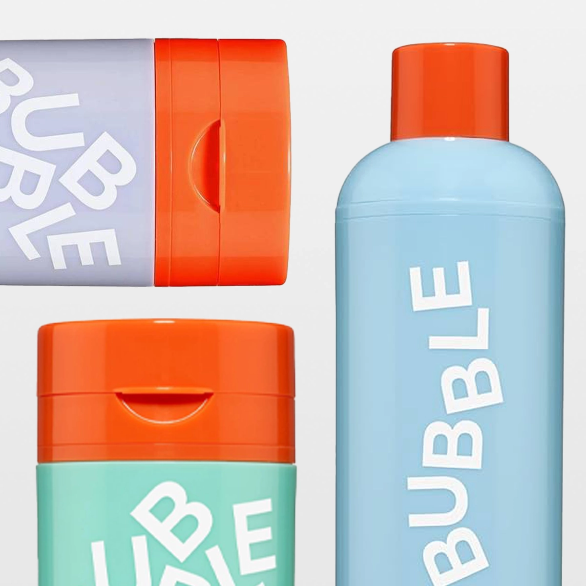 Flera hudvårdsprodukter från Bubble i pastellfärger placerade mot ljus bakgrund. Förpackningar i blått, mintgrönt och lila med orange korkar samt vit logotyptext, inklusive en flaska märkt “Cosmic Silk Hydrating Milky Toner 100 ml”.