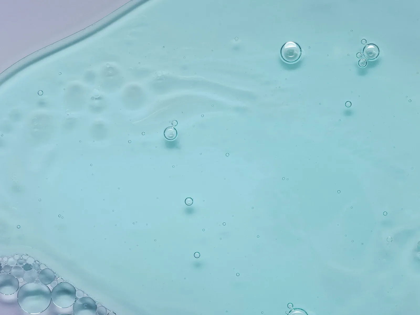 En närbild av en ljusblå gel med små bubblor.